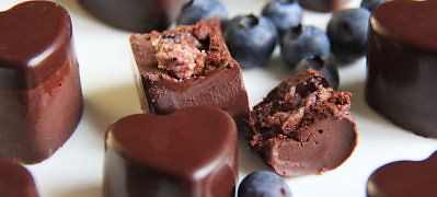 Raw Chocolates with Blueberry and Coconut