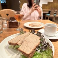 Comi um simples sanduíche 🥪 mas tem muitas opções    at Green Earth in Osaka