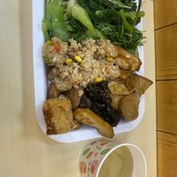 Free bean sprout soup to go with it  at Sān Lái SùShí - Sun Like in Taipei