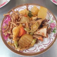 Reis mit Curry, Kartoffeln, Kürbis, Karotten und veganem Chicken at Youta Jay Vegetarian Food in Ayutthaya