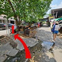 Path to the entrance at Chamlong's / The Vegetarian Society Chatuchak in Bangkok