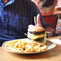 BETTER THAN A BIG MAC

Two 100% no beef patties, special sauce, iceberg lettuce, vegan cheese, pickles & onion served in a three-part brioche bun. Served with golden potato fries.
 at Vegie Bar in Fitzroy
