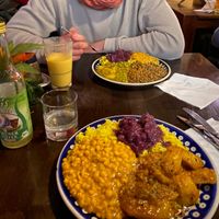 Urid Dal, gebratenes Kartoffeln-Curry, Mango Lassi, Eistee  at Bio Bistro Spicy Spices in Salzburg