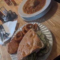 Szegediner Gulasch und Doppeldecker Menü at Rupp's Vegetarisches Pub   in Vienna