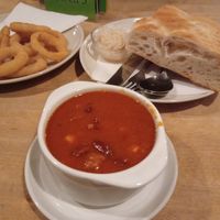 Chili sin carne with bread ; onion rings at Rupp's Vegetarisches Pub   in Vienna