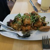 Rice wraps filled with smoked tofu and vegetables, topped with sprouts at Hollerei in Vienna