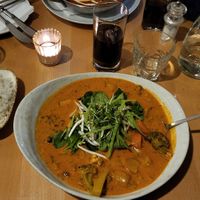 Rotes Curry mit Tofu, Süßkartoffeln, Brokkoli, Karfiol... at Hollerei in Vienna