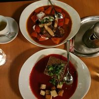 Oben: Kürbisgulasch mit Walnussknödel und Apfel; Unten: Pastinakengratin auf Roter Beete Creme und Räuchertofu at Hollerei in Vienna