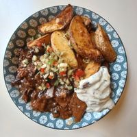 Vegan stew with potato wedges and 'tartaar' sauce at Greenway in Ghent