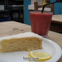 Lemon drizzle cake & a smoothie at Wai Kika Moo Kau in Brighton
