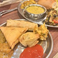 Es gibt 5 verschiedene Menüs und Einzel Bestellungen (Linsensuppe, Curry, etc.) Wir haben uns für das ,,The Large“ entschieden und dazu u.a. gefüllte Frühlingsrollen genommen at Govinda's in London