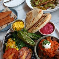 ☕️the meze brunch w rashers 
scrambled organic tofu, roast tomato, sauté spinach, padróns, 🥕carrot hummus, 🫜beetroot raita, harissa home fries, pita at Mildreds - Soho in London