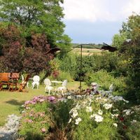 Vue sur le jardin pendant le repas at La Maison du Vert in Ticheville