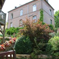 La maison depuis le jardin at La Maison du Vert in Ticheville