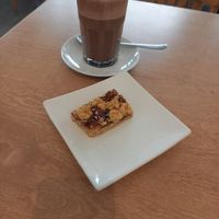 Kakao mit Sojamilch und Himbeerschnitte at Osho's Place in Cologne