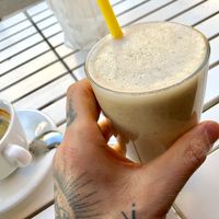 banana oat almond date smoothie at Osho's Place in Cologne