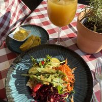 Mixed salad, bread with hummus, and (already half drunk) port wine based ginger cocktail    at Tassajara in Hamburg