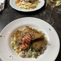 Pfeffersteak (hinten) und Bandnudeln mit Champignoncreme und Saitan.  at Hiller in Hannover