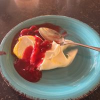 Pfirsich Schaum mit Himbeeren   at Hiller in Hannover