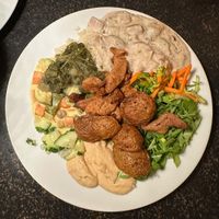 Zusammengestellte Teller vom Abend Buffet  at Hiller in Hannover