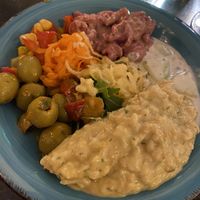 Buffet lohnt sich: diverse Salate und Vorspeisen wie Rührei, Antipasti etc.  at Hiller in Hannover