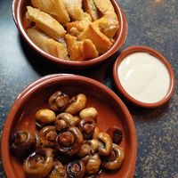 Sehr leckere Champions mit Knoblauchtunke at Hiller in Hannover