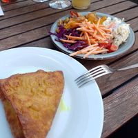 Samosa und Salat vom Buffet at Hiller in Hannover