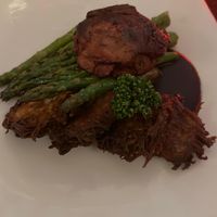 Steak mit Rösti und Spargel  at Hiller in Hannover