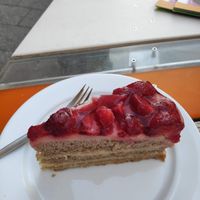 Vegan strawberry cake at Ignaz in Munich