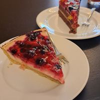 Vegane Kuchen: Käse-Beeren-Kuchen und Schoko-Beeren-Torte at Ignaz in Munich