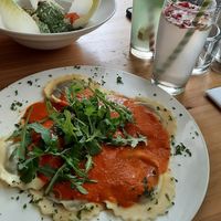 Ravioli mit Kartoffel-Trüffelpesto-Füllung, Tomatensauce und Rucola 🥰 (Das andere sind die Spinat-Ricotta-Knödel, war wohl auch lecker) at Prinz Myshkin City in Munich