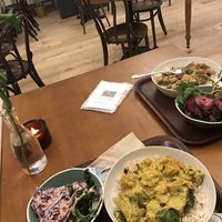 tutto vegano, se le porzioni non fossero state cosí abbondanti avrei provato anche qualche dolce!  at Cornucopia in Dublin