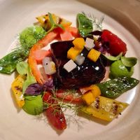 Tempeh brasato, pomodoro costoluto, crudo e confit, taccole e zucchine gialle alla griglia, fumo di legno di ciliegio, pesto di basilico e altri contrasti at Joia Alta Cucina Naturale in Milan