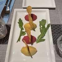 Antipasto di hummus alla curcuma e alla barbabietola con nachos  at Clorofilla in Bologna