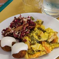 Falafel con maionese vegana, radicchio e seitan saltati at Centro Natura in Bologna