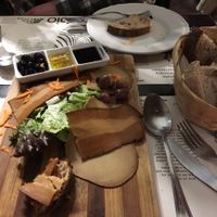 Vegan salami and olive starter platter at Amico Bio - Un Sorriso Integrale in Naples