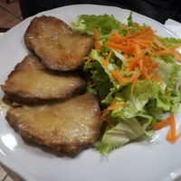 Seitan cuttlets with salad at Amico Bio - Un Sorriso Integrale in Naples