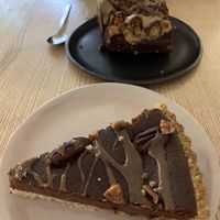 Vegan pecan pie and brookie at Sovaga in Toulouse