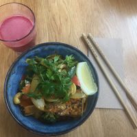Beetroot, carrot, apple & ginger juice and the curry bowl 😍 at Harmonie Bowl & Juice in Strasbourg
