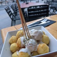 Papas Noisette: 
deliciosas bolitas de papa crujientes con queso crema at Jardin Urbano in Valencia