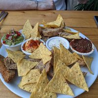 Tabla de 4 salsas
hummus , guacamole , sobrasada y queso acompañado de pan tostado y nacho. at Jardin Urbano in Valencia