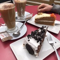 Different plantbased milk options, cake looked nice but was a bit tasteless.  at Jardin Urbano in Valencia