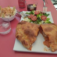 Focaccia y ensaladilla con vuna at Jardin Urbano in Valencia
