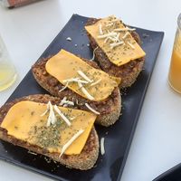 Tostadas de sobrasada con queso vegano  at Jardin Urbano in Valencia