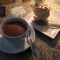 Chocolate a la taza con dulce relleno de pera en almíbar y crema  at Jardin Urbano in Valencia