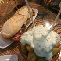 Bocadillo y patatas bravas at Jardin Urbano in Valencia