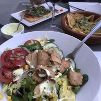 Caesar salad, guacamole and farinata pizza at Jardin Urbano in Valencia