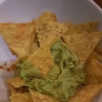 nachos con guacamole at Jardin Urbano in Valencia