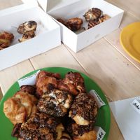 Mohn-Vanille, Cookie, Karamell-Brownie, Milchreis und Nougat... 😋 at Spluffin Bakery in Berlin