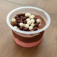 Mousse de chocolate com morango at Villaveg Cozinha Natural in Belo Horizonte